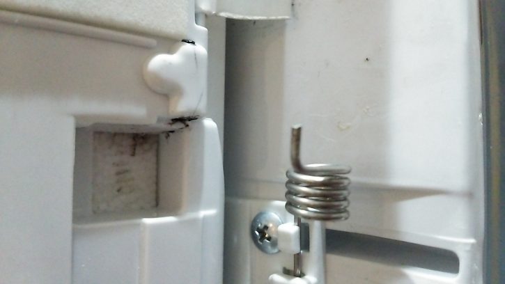 東芝冷蔵庫故障 東芝冷蔵庫 Gr B50f のドアのバネが折れて閉まらないので修理する サラリーマンの物欲生活