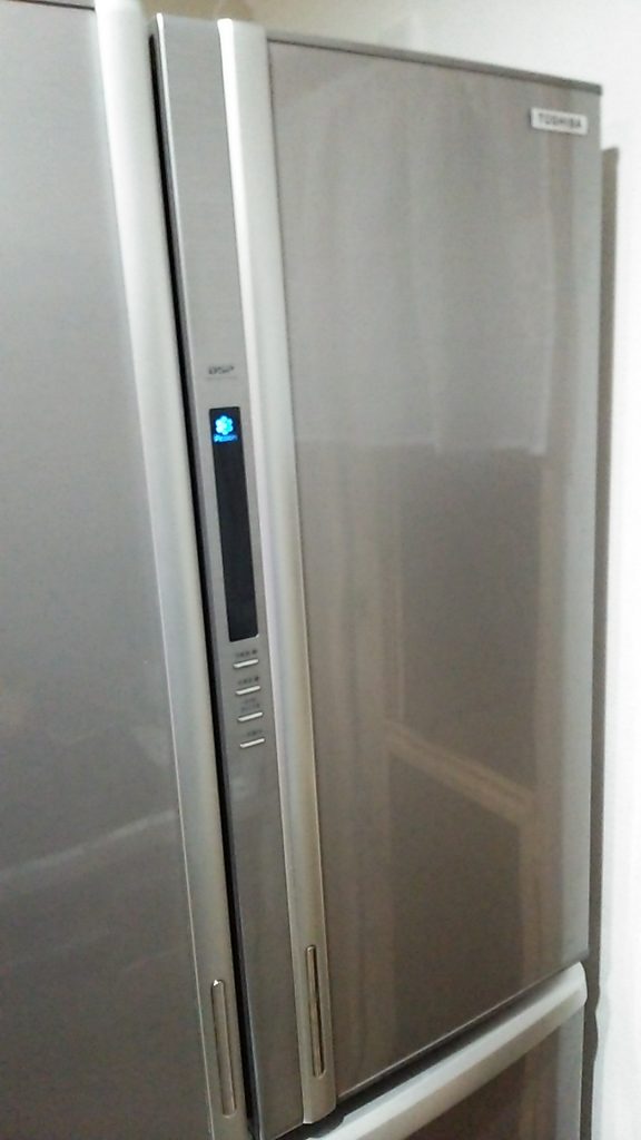 【東芝冷蔵庫故障】東芝冷蔵庫（GRB50F）のドアのバネが折れて閉まらないので修理する！ サラリーマンの物欲生活