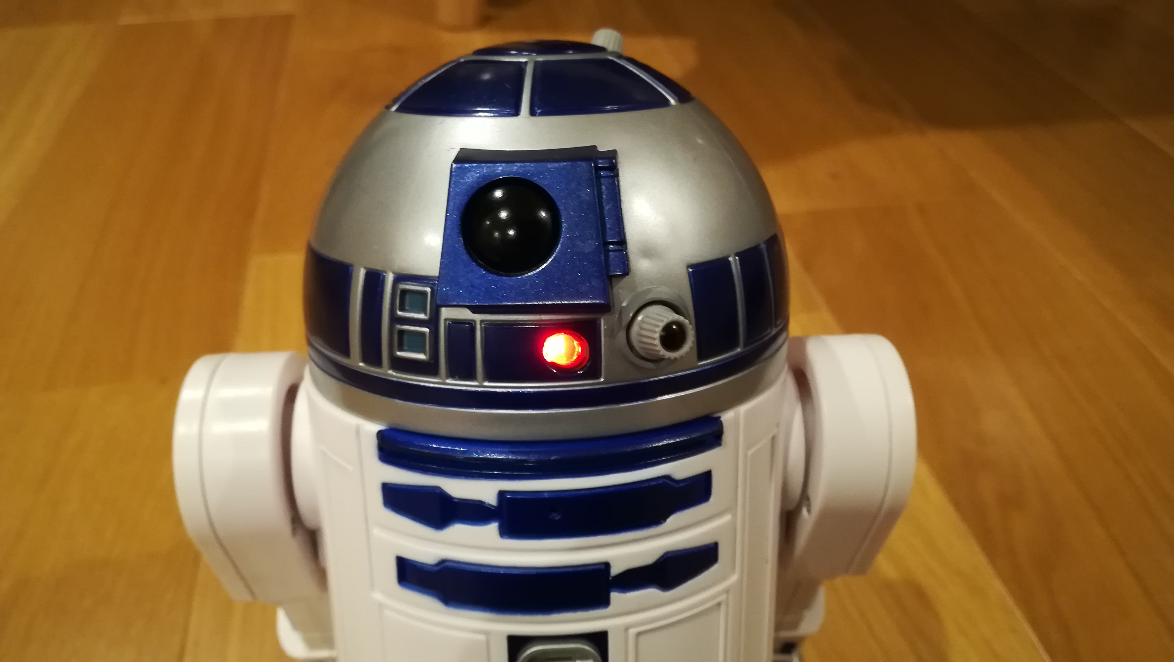 スターウォーズ R2-D2 ロボット】メチャクチャ可愛い！R2-D2好きなら買ったほうがいいロボットはこちら♪ | サラリーマンの物欲生活