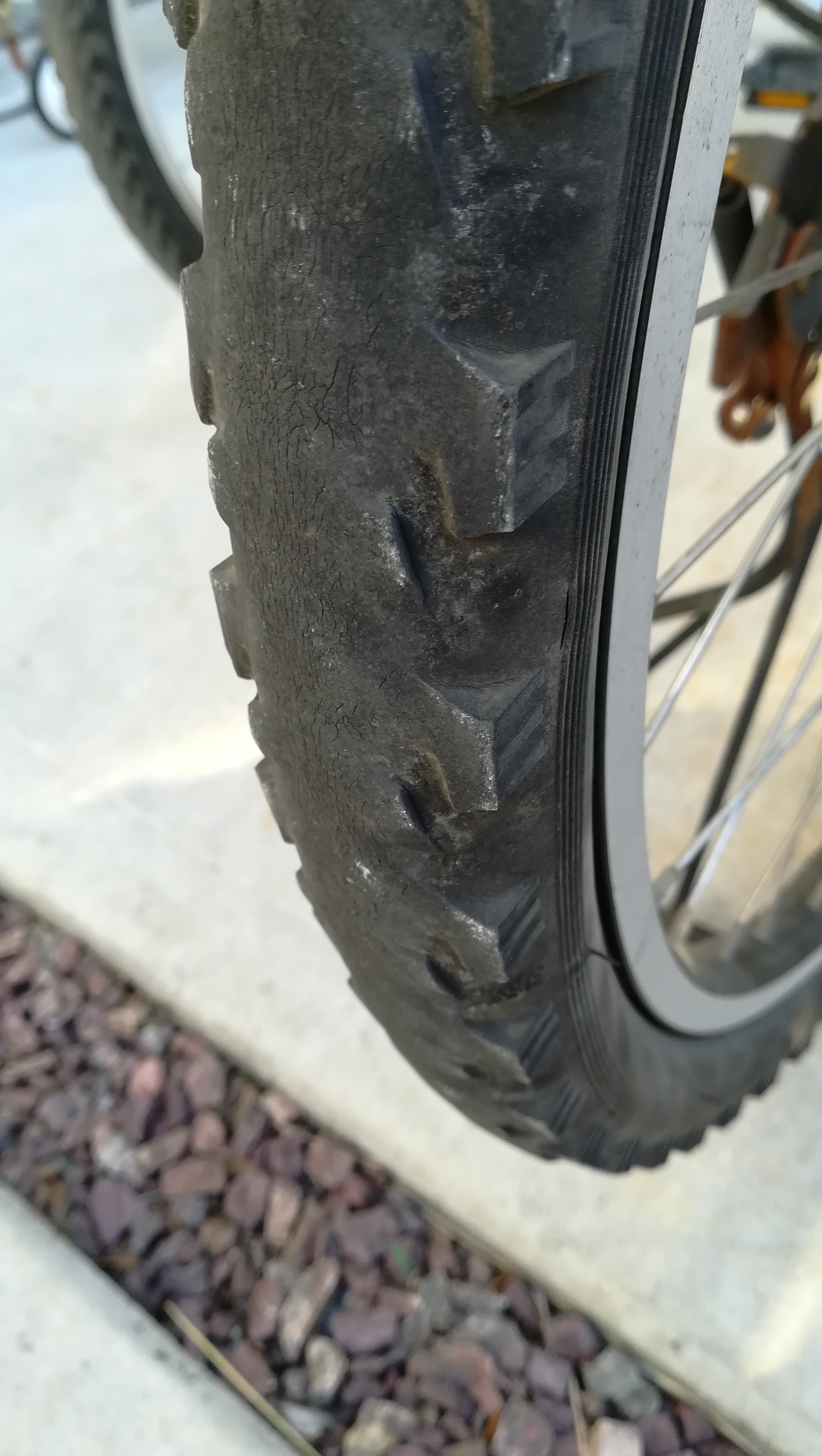 自転車 の タイヤ いくら