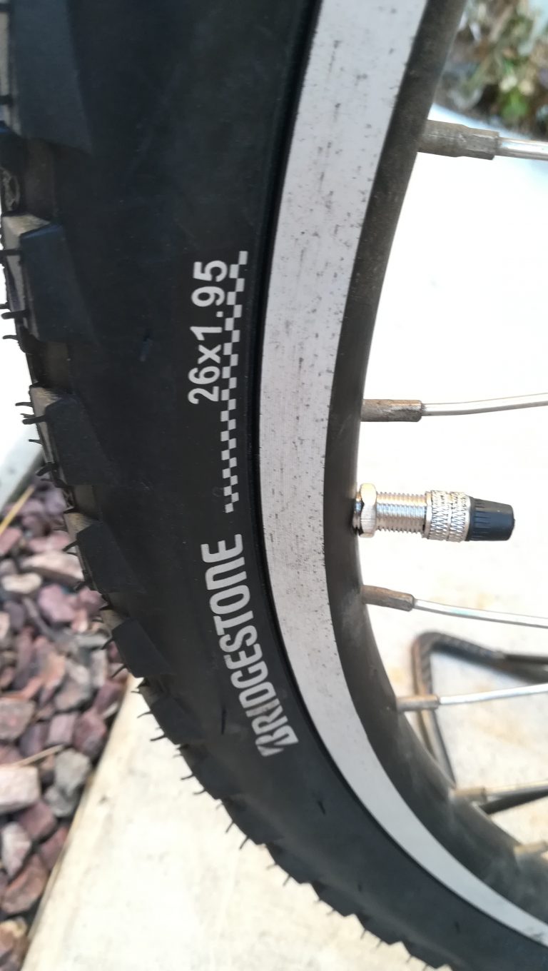 自転車 の タイヤ いくら